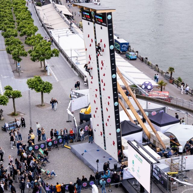 🎪⚡ Mehrere Sportarten, ein Erlebnis

Speedklettern auf der einen Seite, Basketball auf der anderen und dazwischen noch eine Siegerehrung? Klingt nach Chaos, ist für uns aber Alltag 💪 Multisportevents gehören zu den kniffligsten Formaten überhaupt, weil an einem Wochenende ganz unterschiedliche Disziplinen mit eigenen Ansprüchen an Licht, Ton und Bild parallel laufen.

Wir sorgen dafür, dass trotzdem alles wie aus einem Guss wirkt 🔊💡 Von durchdachten Beschallungslösungen für jede Wettkampfzone über flexible Lichtkonzepte bis zu Screens für Ergebnisse und Zeitpläne, unser Team bringt alle Gewerke zusammen und behält auch bei kurzfristigen Änderungen den Überblick. So bleibt genug Raum für das, worauf es wirklich ankommt: Athlet:innen und Publikum, die ein rundes Erlebnis erleben 🙌

Danke an alle Veranstalter:innen, die uns mit solchen komplexen Formaten vertrauen 💜 Mehr Infos zu Multisportevents findest du auf unserer Website!

📸 D.SPORTS / Steffie Wunderl / btl next GmbH

#btlxsports #Multisportevent #Eventtechnik #SportEvent #LiveEvent