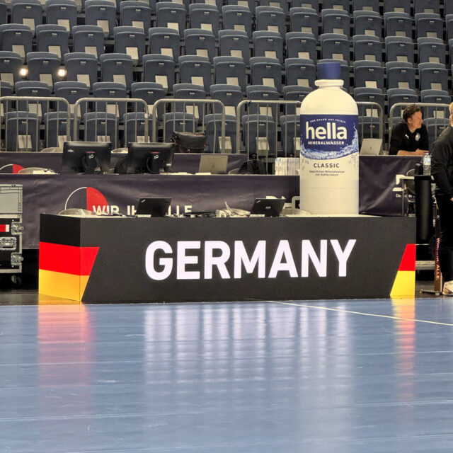 Mehr als ein Tisch an der Seitenlinie 🏐
Der Zeitnehmertisch gehört zu jedem Hallenspiel dazu, sitzt direkt im Kamerabild und wird trotzdem selten als das gesehen, was er wirklich sein kann. Dabei steckt da deutlich mehr Potenzial drin 👀
Unser MatchDesk macht daraus eine vollwertige digitale Spielfeldzentrale. Spielstandsanzeige, Spieluhr, Sponsorenkommunikation, Einlaufshow, Auszeit Content und LED Werbeflächen laufen auf einer Plattform zusammen, direkt am Spielfeld 🖥️ Sportartenübergreifend einsetzbar, ob bei Handball, Basketball, Volleyball oder Eishockey.
Wer den MatchDesk bucht, bekommt keinen einfach verkleideten Tisch, sondern eine Medienplattform, die den gesamten Spielbetrieb trägt und dabei dauerhaft im Bild präsent ist 📺 Für Sponsoren eine der effizientesten Flächen, die ein Sportevent zu bieten hat.
Wir wissen: Genau so ein Detail macht mehr aus, als man zunächst denkt 🏆 Mehr Infos gibt's auf unserer Website!
#btlxsports #matchdesk #zeitnehmertisch #sportevents #ledtechnik #eventtechnik #livesport