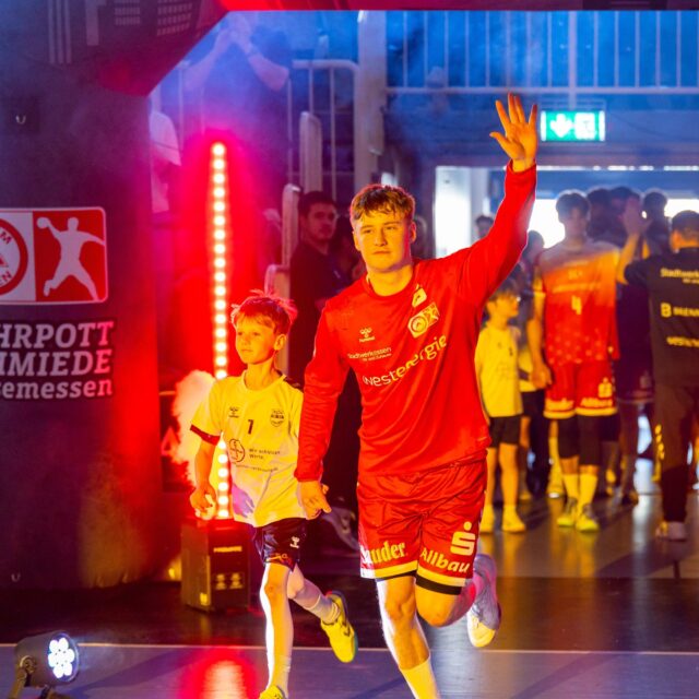 Einlauf. Emotion. Spielbeginn. 💥🤾‍♂️

Handball lebt von Emotionen, Tempo und dieser besonderen Atmosphäre, die schon vor dem Anpfiff in der Halle entsteht 🤾‍♂️🔥

Beim Heimspiel des @tusemhandball gegen den HSC 2000 Coburg haben wir genau diesen Moment visuell mitgestaltet und den Einlauf der Teams mit Lichttechnik inszeniert und mit Vertikalneblern unterstützt.✨
So wurde aus dem Einlaufen der Mannschaften ein echter Gänsehautmoment vor voller Kulisse in der Halle.

Auf dem Feld entwickelte sich anschließend ein intensives Zweitliga-Spiel, das der TUSEM mit 37:28 für sich entscheiden konnte - ein wichtiger Heimsieg. 💥

Danke für die super Zusammenarbeit! 💜

📸 Dennis Ewert

#btlxsports #Handball #Sportevent #Lichttechnik #LEDTechnik #Matchday #TUSEM #Sportproduktion