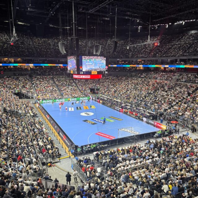 🔥 Handball-Klassiker in der LANXESS arena 🔥

Vor starker Kulisse in Köln lieferten sich Deutschland und Dänemark gestern Abend ein intensives Länderspiel auf höchstem Niveau. 🤾‍♂️
Die DHB-Männer kämpften bis in die Schlussphase, am Ende stand ein 29:31 vor einer elektrischen Atmosphäre in der @lanxessarena. ⚡🏟️

Wir durften erneut Teil dieses Handball-Highlights sein und die technische Umsetzung in der Arena begleiten. 💜
Mit Bild-, Ton- und Lichttechnik, Einlauflicht und unserer LED-Bande wurde aus Spitzenhandball ein echtes Live-Erlebnis - emotional, dynamisch und punktgenau auf den Spielmoment abgestimmt. 🎥🔊💡

Danke an den @dhb_teams für das erneute Vertrauen und an alle Beteiligten für die starke Zusammenarbeit. 🙌
Und natürlich danke an die Fans in Köln für die Stimmung auf den Rängen. Genau dafür lieben wir Sportproduktionen. 🔥

#btlxsports #DHB #Handball #Länderspiel #Deutschland #Dänemark #LANXESSarena #LiveEntertainment #Eventtechnik #Sportevents