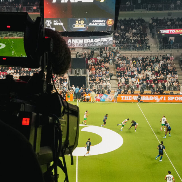 Bild macht den Moment. 🎥

Manchmal entscheidet ein einziger Frame darüber, ob ein Event im Gedächtnis bleibt oder nicht. Der Spielstand in Echtzeit, die Grafik beim Einlauf, der Moment kurz vor dem Tor auf der großen LED Wand. Genau das ist Eventtechnik, wenn sie wirklich funktioniert. 🏟️✨

Wir entwickeln Konzepte, die exakt auf dein Eventformat abgestimmt sind - von hochauflösenden LED Wänden für Indoor und Outdoor bis zu flexiblen Lösungen für großflächige Inszenierungen. 🔧💡 Spielgrafiken, Livebilder, Sponsor Content, Einlaufinszenierungen - alles läuft synchron, stabil und in hoher Qualität. Und das Beste: Wir denken Video- und Bildtechnik nie isoliert, sondern als festen Teil des Gesamterlebnisses. Ob kleiner Vereinshallen oder große Multifunktionsarena. 📐🎯

Du planst ein Sportevent und willst, dass es wirklich was hermacht? Dann reden wir. 🙌

#btlxsports #videotechnik #LEDwall #sportevent #eventtechnik #sportentertainment