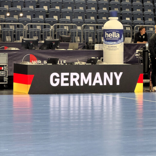 Score. Time. Sponsors. Live.

Kein Element einer Sporthalle wird so unterschätzt wie der Zeitnehmertisch. 👀 Dabei ist er bei jedem Hallenspiel dauerhaft im Kamerabild - Handball, Basketball, Volleyball.

Genau hier setzt unser MatchDesk an. 🖥️ Spielstandsanzeige, Spieluhr, Sponsorenfläche, Einlaufshow, Auszeit-Content und LED-Werbung: alles in einer Plattform, direkt am Spielfeld. Kein simpler LED-Tisch, sondern eine vollwertige digitale Spielfeldzentrale. ⚡

Das haben wir zuletzt bei mehreren Sportevents umgesetzt und jedes Mal gesehen: So ein Detail macht mehr aus, als man denkt. 🏆

Mehr Infos zu unserem MatchDesk gibt's auf unserer Website. 🔗 Link in Bio

#btlxsports #matchdesk #zeitnehmertisch #TheSmartSportsTable #sportevents #eventproduktion #led #branding #liveevents #veranstaltungstechnik