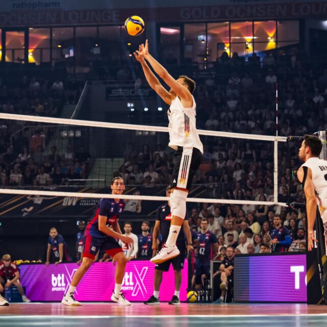 Volleyball trifft auf Bühnenshow. 🏐✨

6.000 Menschen. Ausverkauft. Olympiasieger zu Gast. Und mittendrin: wir. 🙌

Am 30. Mai durften wir das Männer-Länderspiel Deutschland vs. Frankreich in der @ratiopharmarena Neu-Ulm technisch begleiten und gleich mit einem echten Highlight starten: Einlauf, Ton, Licht - die komplette Inszenierung für den ersten Auftritt der Nationalmannschaft vor eigenem Publikum in dieser Saison. 🎶🔊💡

Dass die DVV-Männer dann auch noch den Olympiasieger mit 4:1 besiegt haben, hat dem Ganzen nochmal eine Schippe draufgelegt. 🇩🇪🔥

Für uns war es ein besonderer Abend - unser erstes Volleyball-Event und gleichzeitig der Auftakt als offizieller Technikdienstleister des Deutschen Volleyball-Verbands. Ein Start, den man sich nicht besser wünschen kann. 🏆

Danke an den @dvv_verband für das Vertrauen und an alle Beteiligten, die diesen Abend möglich gemacht haben. Wir freuen uns auf das, was noch kommt. 🤝

📷 Deutscher Volleyball-Verband

#btlxsports #volleyball #DVV #Länderspiel #Deutschland #Frankreich #ratiopharmArena #NeuUlm #Licht #Ton #Eventtechnik #Sport