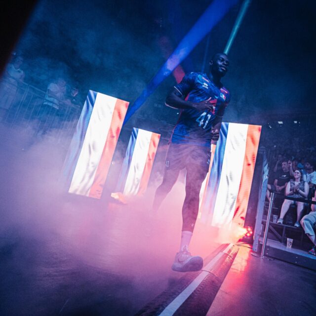 Der erste Eindruck zählt 🎬

Stell dir vor: Die Halle wird dunkel, die Musik baut sich auf, Scheinwerfer tanzen über die Tribüne und dann laufen sie ein, die Teams, die Athletinnen und Athleten, mittendrin im Spotlight 🔥 Genau das ist die Einlaufshow, der Moment, der den Ton für das gesamte Event setzt.

Bei uns ist das kein Standardprogramm von der Stange. Wir entwickeln Einlaufshows, die perfekt zu Sportart, Format und Publikum passen 🎯 Licht, Sound, Video und Content greifen ineinander und entstehen zu einer Inszenierung mit echtem Gänsehaut Effekt 🎶✨

Timing ist hier alles. Jede Sekunde, jeder Effekt, jeder Beat muss sitzen, live und unter Druck 💪 Und genau darauf sind wir spezialisiert.

Sobald die Lichter angehen und die Musik einsetzt, kippt die Stimmung in der Halle komplett 🔥 Lust auf sowas bei deinem Event? Schreib uns einfach 💪

📷 Deutscher Volleyball-Verband / Istaf Indoor / btl next GmbH

#btlxsports #EinlaufShow #SportEntertainment #EventTechnik #LiveSport #ShowTime