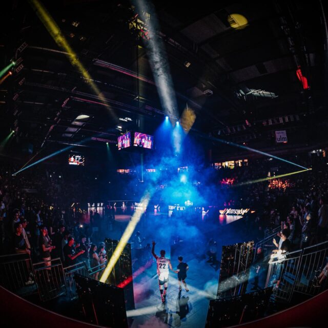 Gänsehaut auf Knopfdruck 🎬

Ein paar Sekunden vor dem Einlauf ist es fast still in der Halle. Dann geht das Licht aus, die ersten Töne kommen und auf einmal steht die ganze Location Kopf 🔥 Die Einlaufshow ist der Moment, in dem aus Sportlerinnen und Sportlern echte Stars werden, und aus dem Publikum eine Einheit.

Für uns steckt da mega viel Arbeit hinter, auch wenn's am Ende nur ein paar Minuten sind ⏱️ Licht, Sound und Video müssen genau zusammenpassen, dazu die passende Dramaturgie für die jeweilige Sportart. Nichts wird einfach so runtergespult, jede Show ist individuell gebaut 🎯

Am Ende zählt nur eins: Wenn die Athletinnen und Athleten ins Spotlight laufen, muss die Halle explodieren 💥 Und genau dafür brennen wir.

Ihr plant ein Event mit einer richtig starken Einlaufshow? Meldet euch, wir bauen euch euren Wow-Moment 💪

📷 Deutscher Volleyball-Verband / Istaf Indoor

#btlxsports #EinlaufShow #SportEntertainment #SportEvent #LiveShow