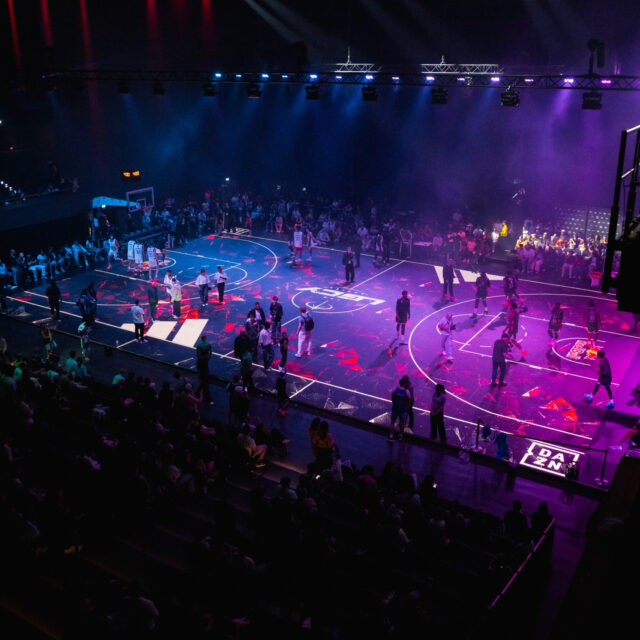 🏀✨ Neue Liga, neuer Vibe

Am 26. Juli ging in der Uber Eats Music Hall in Berlin ein ganz neues Basketball Format an den Start, THE LGCY SERIES. Acht Teams, Tempo pur und jede Menge Entertainment vor ausverkaufter Halle 🔥

Für dieses besondere Spiel haben wir den ASB GlassFloor verlegt, den digitalen Spielboden, auf dem Grafiken und Effekte direkt unter den Füßen der Spieler live über das Feld laufen 💻🏀 Von Sponsorenlogos über Live Grafiken passend zum Spielstand - der Boden macht das Spielfeld selbst zur Anzeigefläche. Ein Setup, das zeigt, wie viel Technik heute in einem einzigen Spielfeld stecken kann.

Danke an @asbglassfloor für den Auftrag, wir freuen uns schon auf die nächsten Sport-Events 💜

📷 ASB GlassFloor

#btlxsports #TheLGCYSeries #ASBGlassFloor #Basketball #SportEntertainment #EventTechnik #UberEatsMusicHall #Berlin
