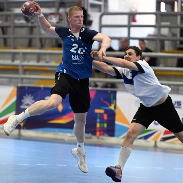 Im Trikot nach Salerno 🤾‍♂️💙

Zwei Wochen lang stand Salerno im Zeichen des europäischen Hochschulsports ☀️ Bei den EUSA Games 2026 sind Studierende aus ganz Europa gegeneinander angetreten, mit vollem Einsatz, jeder Menge Nervenkitzel und diesem ganz besonderen Teamgeist, den man nur bei einem Turnier wie diesem spürt 🔥 Dabei: die WG Duisburg-Essen im Handball, voller Vorfreude und Ehrgeiz nach Italien gereist.

Kleine Geste, große Wirkung: Wenn ein Team aufläuft, soll es sich auch optisch als Einheit fühlen. Deswegen freuen wir uns, die Trikots im passenden Blau-Weiß gesponsert zu haben 💙🤍

Am Ende hat die Mannschaft alles gegeben und Salerno mit einer richtig starken Vorstellung in Erinnerung behalten 👏 Danke an @hochschulsport_duisburg_essen und @ude_team_handball @eusaunisport 
Auf die nächste Runde! ⚡

📷 EUG2026

#btlxsports #EUSAGames2026 #Salerno2026 #UniDuisburgEssen #Handball #Hochschulsport