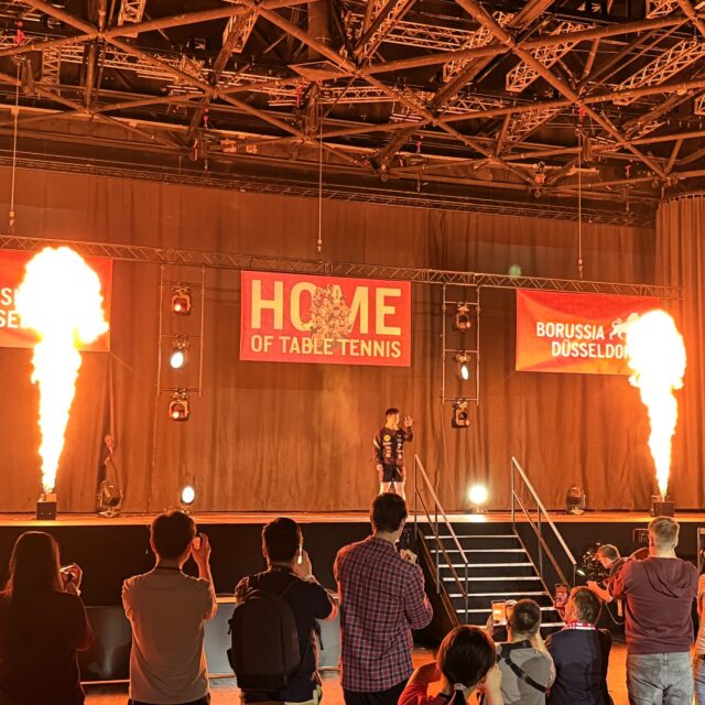 Feuer, Jubel, Heimpremiere 🔥🏓

Für die Heimpremiere von Fan Zhendong wurde extra die größere Bühne gewählt. Borussia Düsseldorf ist für dieses Spiel in die Mitsubishi Electric Halle gezogen und rund 4.000 Fans haben mitgefeiert, als der Olympiasieger zum ersten Mal im roten Trikot an den Tisch getreten ist.

Und was für ein Abend das war. Spektakuläre Ballwechsel, ein hart umkämpftes 3:1 gegen Bad Königshofen und Flammensäulen, die für Gänsehaut gesorgt haben 🔥 Genau für solche Momente lieben wir unseren Job. Wir haben die Halle mit LED-Bande, Ton- und Lichttechnik ausgestattet und dafür gesorgt, dass die Emotionen des Abends auch technisch die richtige Bühne bekommen ✨

Riesen Dankeschön an @borussiaduesseldorf für das wiederholte Vertrauen und an alle, die diesen Abend zu einem echten Fest für den Tischtennissport gemacht haben 🙌🏓

#btlxsports #borussiaduesseldorf #tischtennis #tischtennisbundesliga #eventtechnik #led #mitsubishielectrichalle #duesseldorf