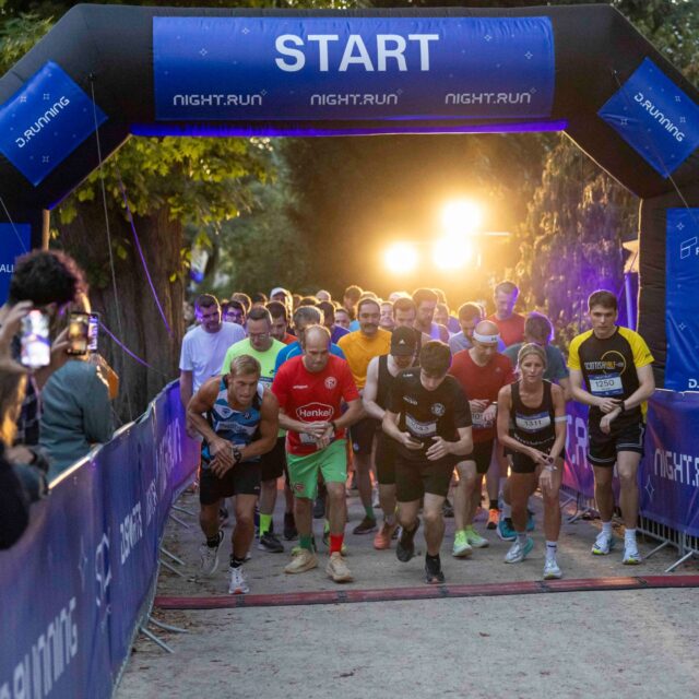 ✨ Nur noch 3 Wochen bis zum Night Run 2026 🏃‍♂️

Erinnert ihr euch noch an diese Atmosphäre? 😍 Letztes Jahr haben über 1.300 Läuferinnen und Läufer beim ersten Night Run von D.SPORTS / D.RUNNING den Düsseldorfer Hofgarten in eine leuchtende Laufbühne verwandelt. Wir durften mit unserer Technik dabei sein: Tontechnik im Start- und Zielbereich, Akkuleuchten entlang der Strecke und stimmungsvolle Beleuchtung im ganzen Park 💜

Und genau dieses Gefühl kommt jetzt zurück! Am 19. September 2026 geht der Night Run in die zweite Runde, diesmal direkt an der Rheinterrasse. 5 oder 10 Kilometer, DJ-Beats auf der Strecke und zum Ausklang die Night Run Lounge 🌆

Wir zählen schon die Tage - Schnappt euch eure Laufschuhe und sichert euch euren Startplatz 🔥

📷 D.SPORTS / Kenny Beele

#btlxsports #nightrun #dsports #running #duesseldorf #eventtechnik