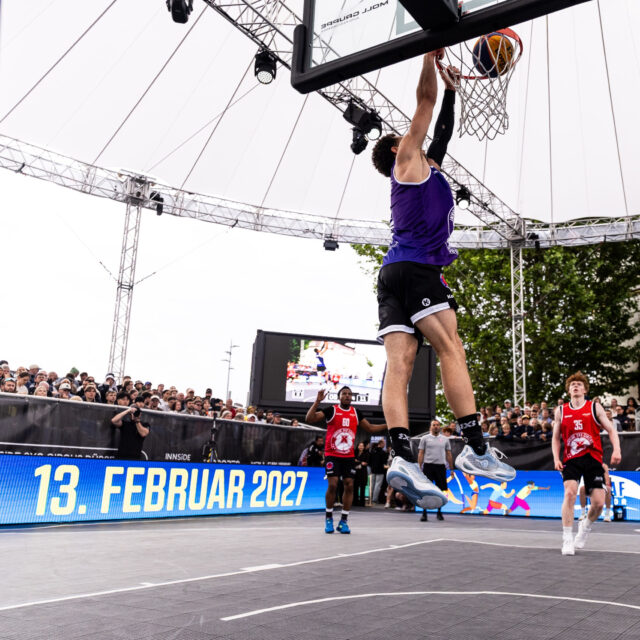 Der Spielfeldrand kann mehr als du denkst 👀

Ob Sponsoren-Botschaft, Live-Ergebnis oder einfach nur Stimmung pur, die LED-Bande macht aus dem Rand des Spielfelds eine eigene Bühne. ⚡

Segmentgenau bespielt zeigt sie mehrere Inhalte gleichzeitig oder im Wechsel, ganz egal ob Werbung, Scoreboard-Infos oder visuelle Show-Elemente 📺 Die Bilder bleiben dabei gestochen scharf und aus fast jedem Winkel der Halle oder des Stadions gut sichtbar. Und weil sich alles in Echtzeit anpassen lässt, reagierst du flexibel auf Spielstand, Programm oder spontane Momente 🔥 Läuft natürlich auch im Dauerbetrieb absolut zuverlässig, egal wie viel bei deinem Event los ist.

Du willst deinem Event mehr visuelle Power geben, ob für Sponsoren, Fans oder einfach die Show? Meld dich bei uns 💜

📷 D.SPORTS / Steffie Wunderl / Deutscher Volleyball-Verband / btl next GmbH

#btlxsports #LEDBande #LED #Sportevents #SportEntertainment #Eventtechnik