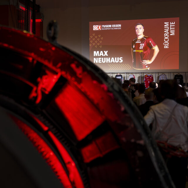 🤾‍♂️ TUSEM Essen startet in die neue Saison

Letzten Mittwoch hat TUSEM Essen sein Team für die Saison 2026/27 vorgestellt - mit einigen neuen Gesichtern und jungen Spielern aus dem eigenen Nachwuchs 🤝 Genau die Mischung aus Erfahrung und frischem Schwung, die eine neue Saison braucht.

Wir haben den Abend mit Bühne, Projektion, Ton- und Lichttechnik begleitet, damit an diesem Tag alles passt. 🎤💡 Uns wichtig dabei: Technik, die einfach funktioniert und dem Team die volle Aufmerksamkeit lässt.

Danke an @tusemhandball für das Vertrauen und an alle, die für Stimmung in der Halle gesorgt haben 💜

📷 @dennisewert.de 

#btlxsports #TUSEMEssen #Mannschaftsvorstellung #Sportevent #Essen