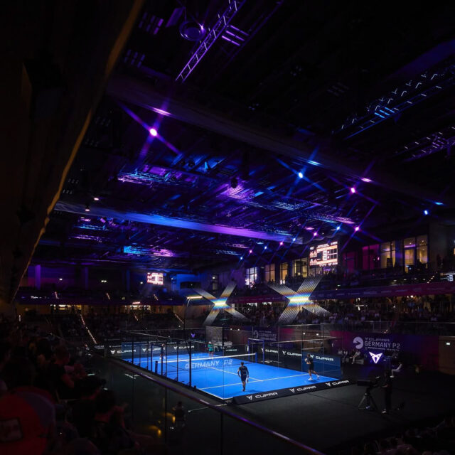 Nächster Stopp: Düsseldorf! 🎾⚡
Vor einem Jahr war für eine Woche die ganze Padel Welt bei uns zu Gast. Vom 22. bis 28. September 2025 machte die Premier Padel Tour mit dem CUPRA Germany Premier Padel P2 ihren einzigen Stopp in Deutschland, direkt neben Turnieren in Städten wie Acapulco, Barcelona, Buenos Aires, Madrid und Paris. 🌍
Mehr als 5.000 Zuschauer:innen erlebten allein am Finalwochenende im CASTELLO Düsseldorf Padel auf Weltklasse Niveau. 🔥
Wir waren mit Bild, Ton und Lichttechnik vor Ort und haben mit unserer LED-Bande zusätzlich für die richtige Atmosphäre auf und rund um den Court gesorgt. 💡🎶
Und schon bald geht's weiter: Vom 4. bis 11. Oktober kehrt das CUPRA Germany Premier Padel P2 zurück ins CASTELLO, dieses Mal schon zum zweiten Mal. Und auch dieses Jahr sind wir wieder als Technikpartner mit an Bord! 🙌 Wir freuen uns riesig drauf. 👀
📷 Germany Premier Padel
#btlxsports #Padel #PremierPadel #Düsseldorf #Eventtechnik #LEDBande #Sportevent
