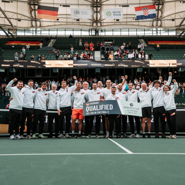 Halle steht Kopf: Davis Cup Feeling pur 🎾🔥
20 Jahre hat Halle (Westfalen) darauf gewartet, jetzt war der @daviscup endlich wieder da! Am 19. und 20. September hieß es in der heristo-arena: Deutschland gegen Kroatien. Tausende Fans, richtig Stimmung und am Ende ein 3:1, das das Ticket für die Finals in Bologna klargemacht hat. Gänsehaut garantiert 🙌
Und wir? Waren als technischer Partner des DTB vor Ort: Mit LED-Bande und LED-Wänden haben wir die Arena in Szene gesetzt, damit jeder Ballwechsel auch optisch knallt 💡 Dazu kamen Beschallung und Mikrofonierung, Bildregie und Contenterstellung sowie Licht für den Einlauf der Teams ✨
Ein riesiges Dankeschön geht an den @deutschertennisbund für das Vertrauen und die richtig starke Zusammenarbeit 💜 Danke auch an @worldtennisofficial, @generali_deutschland und @sportfiveagency. Es war ein Wochenende, das wir so schnell nicht vergessen 🎾
📷 Justus Stegemann
#btlxsports #DavisCup #DavisCupGermany #DTB #Tennis #TennisGermany #HalleWestfalen #heristoarena #Eventtechnik #Sportevent