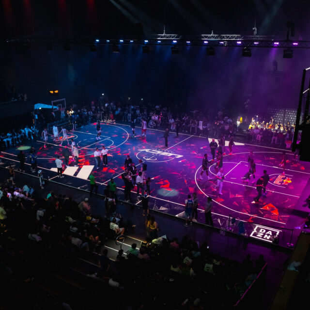 Der Boden leuchtet. Die Bande läuft. Die Halle tobt. 🔥
Kurz vor dem Einlauf wird es dunkel. Dann kommt der Sound, das Licht knallt rein und plötzlich steht jeder. Dafür kaufen Fans Tickets. ⚡
Ein Sportevent ist heute auch Entertainment. Und genau das entscheidet mit, ob ein Abend im Kopf bleibt.
Dafür muss die Technik zusammenspielen. Der ASB GlassFloor bringt Linien, Animationen und Inhalte direkt in den Boden. 🏟️ Die LED Bande macht Stimmung und Sponsoren sichtbar. Das Scoreboard zeigt, worauf die ganze Halle schaut. 📺 Und mit Licht, Sound und Bildregie kreieren wir ein stimmungsvolles Gesamtpaket. 🎤💡
Ob Vereinsturnier oder große Arena mit Live Acts: Wir bauen das, was zu deiner Sportart und deiner Halle passt. 🎯🤝
📷 ASB GlassFloor / the HEG / D.SPORTS / Steffie Wunderl / Dennis Ewert
#btlxsports #SportEntertainment #SportEvent #Eventtechnik #GlassFloor #LEDBande #Scoreboard #MatchDesk #Einlaufshow #LiveSport