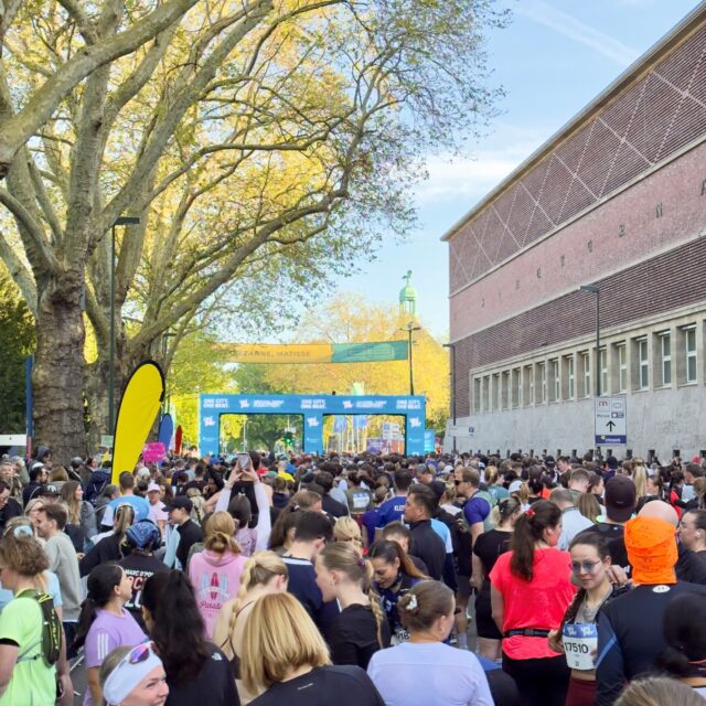 Damit das Spiel überall ankommt, drinnen wie draußen 💪
Ob Marathon in Düsseldorf, SOCCA World Cup in Essen oder Finals in Hannover: Am Ende soll jeder was vom Spiel mitbekommen. Egal ob du in der ersten Reihe stehst oder ganz hinten. 🎾
Draußen mischt das Wetter immer mit. Sonne, Regen, Wind oder alles an einem Tag. ☀️🌧️ Deshalb schauen wir uns jeden Ort vorher genau an und wählen die Technik so aus, dass sie zu den Bedingungen passt. Zum Beispiel, damit Bild und Inhalte auch bei starker Sonne gut erkennbar bleiben.
In der Halle ist das Wetter kein Thema, dafür hat jede Halle ihre eigenen Gegebenheiten. Platz, Raumhöhe, Akustik, Deckenlast: Alles beeinflusst, wie wir Licht, Sound und Bild einsetzen. 💡🔊
Unser Ziel bleibt überall gleich: Du siehst, hörst und fühlst das Spiel, egal wo es stattfindet.
Danke an alle Partner und an unser Team, das an jedem Ort abliefert! 💜
📷 btl next GmbH / DVV
#btlxsports #Eventtechnik #Sportevent #Sportevents #Outdoorevent #Hallenevent #livesport #Veranstaltungstechnik