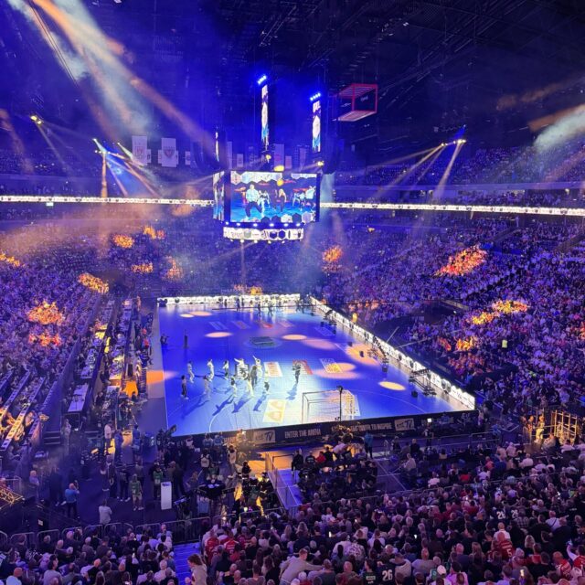 Das Ergebnis vergisst du schneller als den Abend. 🏆
Beim Heimspiel von Borussia Düsseldorf kamen rund 4.000 Fans, um Fan Zhendong in der Mitsubishi Electric Halle zu sehen. 🏓 Bei der Nike Merc Tour in München ging es für 32 Straßenfußballerinnen und Straßenfußballer um einen Platz bei den Besten. Als Sosa La M live auftrat, hat die Tonhalle gebebt. 🎤
Was davon hängen bleibt, sind selten die Zahlen auf der Anzeige. Eher der Moment, in dem alle gleichzeitig aufstehen. Damit der auch in der letzten Reihe ankommt, müssen Ton und Licht stimmen. Ansagen verstehen, Musik hören, und das so, dass es niemandem auffällt. 🔊
Und bei euch? Welcher Moment vom letzten Event ist euch am stärksten geblieben? Schreibt’s in die Kommentare.
Danke an alle Partner und Teams, die solche Abende möglich machen. 💜
📷 the HEG / Oliver Müller / Nike Deutschland
#btlxsports #Sportevent #SportEntertainment #Eventtechnik #LiveEvents